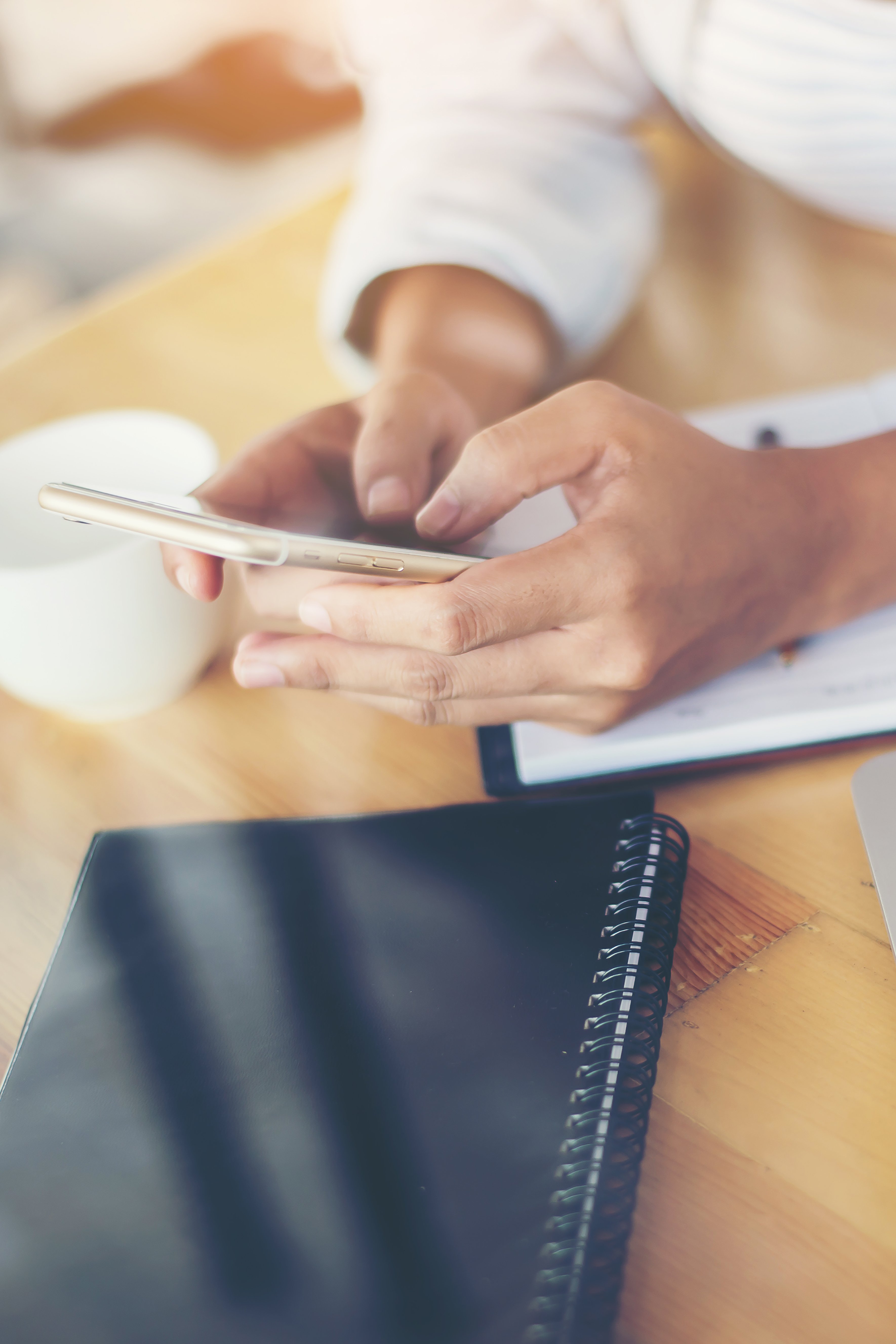 woman-typing-her-phone-cropped